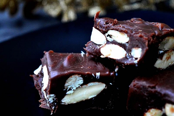 Blød chokoladefudge med mandler