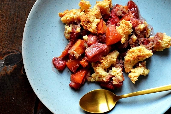 Jordbær-fersken crumble