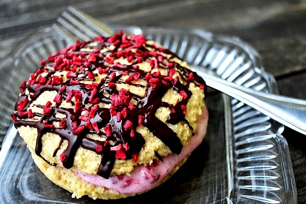 Fastelavnsboller med hindbærskum