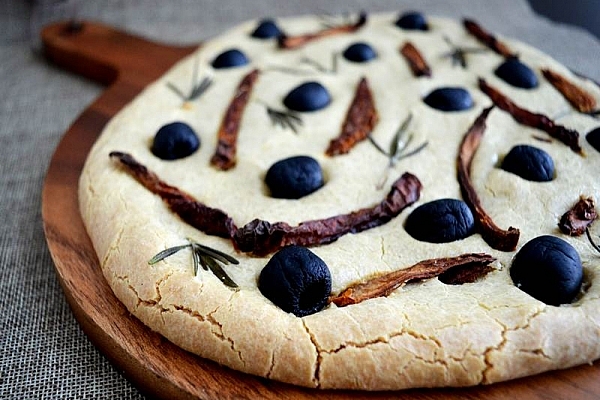 Focaccia med oliven og tomat