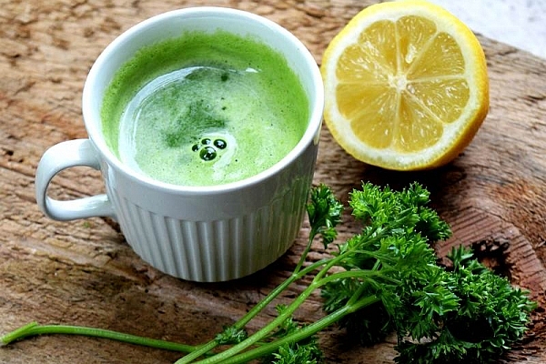 Grøn juice med spinat og persille