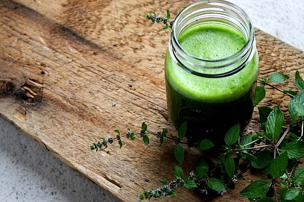 Grøn juice med grønkål og ananas