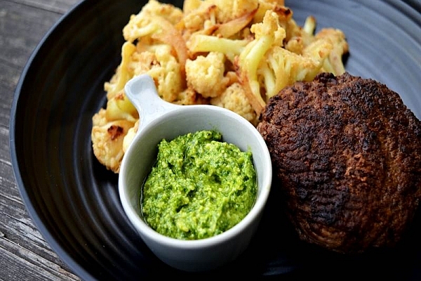 Hakkebøffer med kål og persillepesto