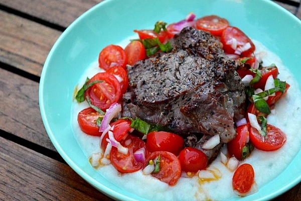 Mørbrad, blomkålsmos og tomatsalat