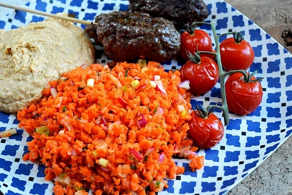 Kebabs, tabouleh og hummus