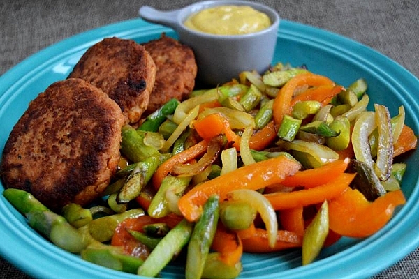 Laksedeller med stir fry og mangodip