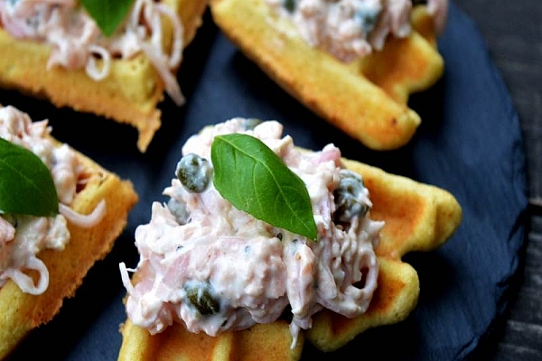Laksesalat med kapers og rødløg