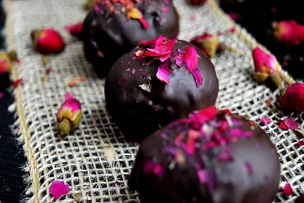 Påskeæg med rose og pinjekerner